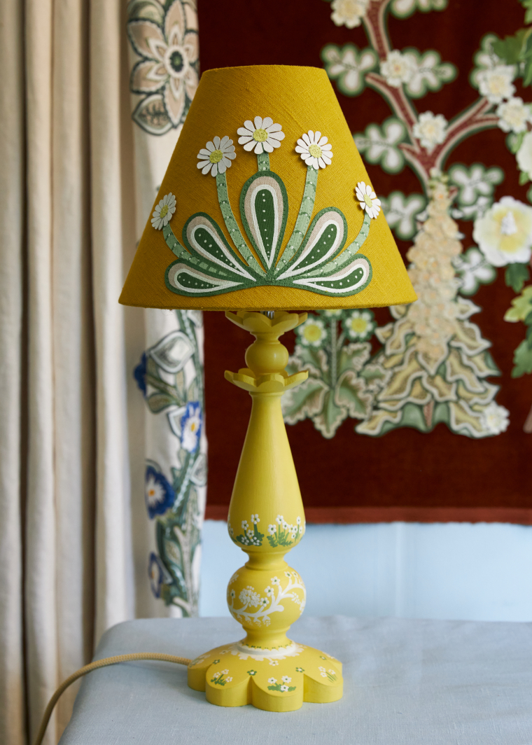 LRYellowLunaHighlandLampBase370withDaisyChainLampshade300by